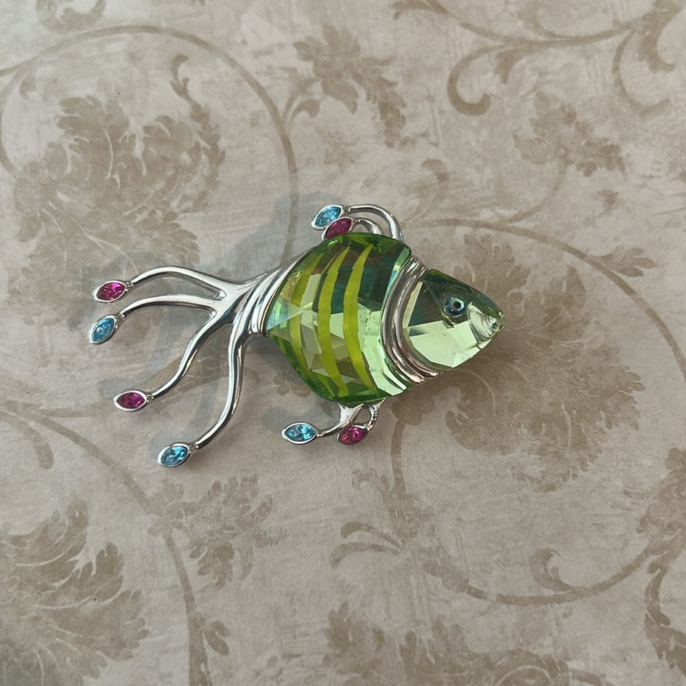Swarski fish pin. Has a little chip in it. See pictures. - Picture 3 of 4